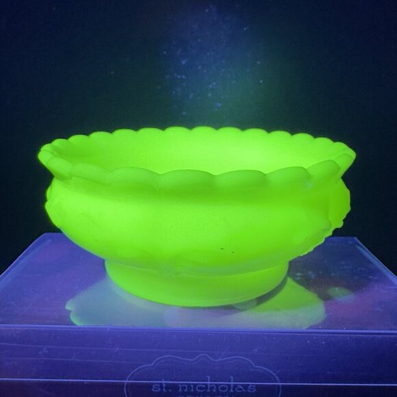 Vintage Vaseline Pale Yellow Uranium UV Glowing Glass Dish Bowl Footed Ruffled - Picture 13 of 13